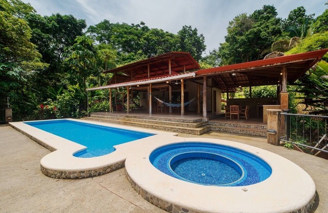 Spacious 4bdr property - 10p, Pool & Wi-Fi, perfect for retreats! Min to beach!