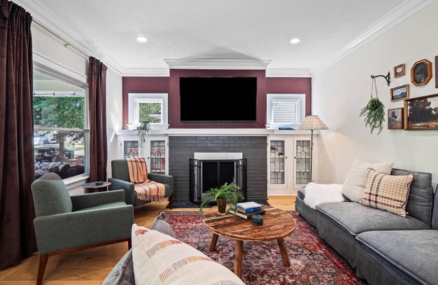 Spacious 4BR in Kamm’s Corners Cleveland | Game Room | Sleeps 9