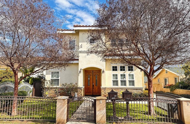 Spacious 5-bedroom house in charming San Gabriel with Tasla charging