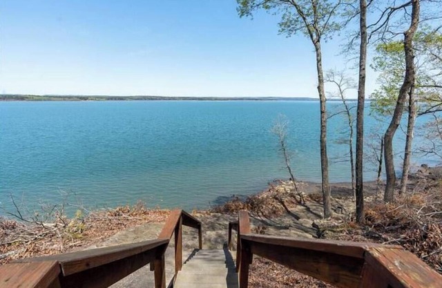 Spacious 5-bedroom lake house in quaint Quitman.