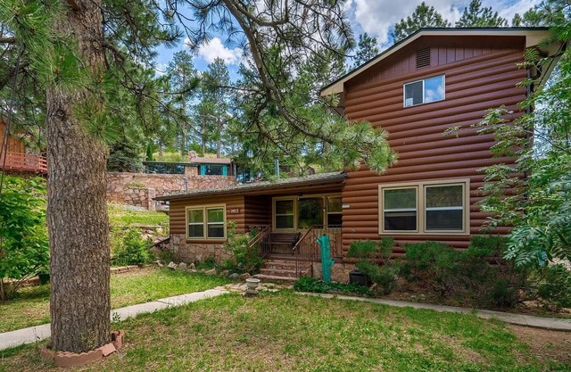 Spacious 5-bedroom cabin in cool Cascade-Chipita Park with WiFi