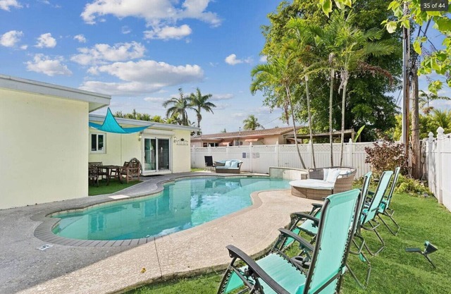 Spacious 5BR |Heated Pool |2 Miles Beach & Airport
