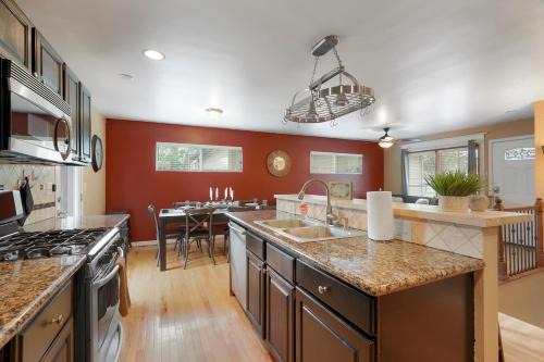 Spacious 5br Retreat W Patio & Hot Tub
