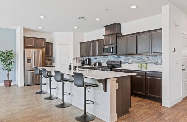 Spacious 6-bedroom house in fabulous Merced with WiFi, Near Hospitals and Dining