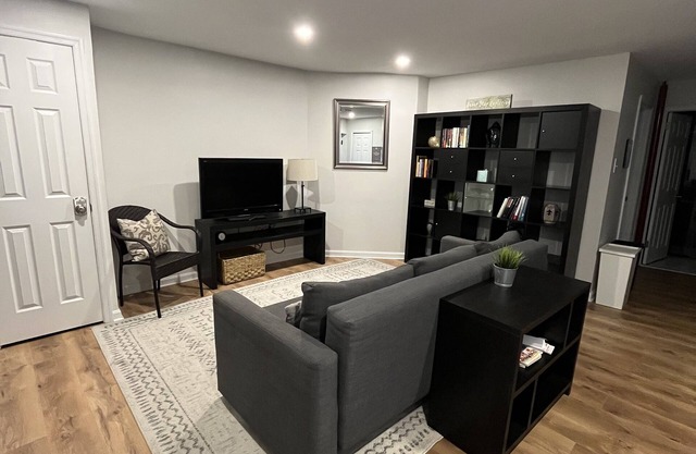 Spacious and bright 1bd English basement near Capitol w/free street parkingn