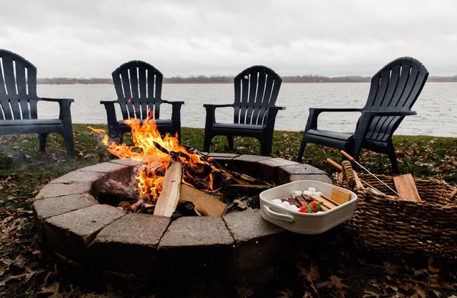 SPACIOUS and Stylish Lakefront Retreat, STUNNING Views, Firepit!