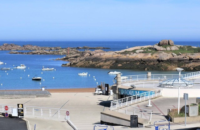 Spacious apartment with WIFI and parking in Trégastel, near the beach