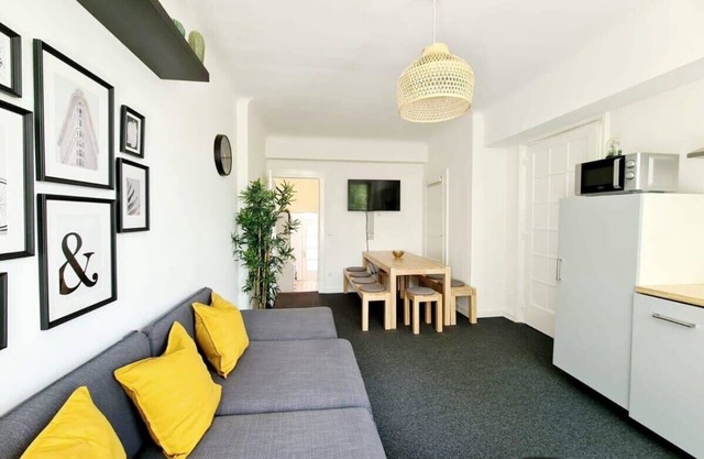 Spacious Apt. for 9 in great location