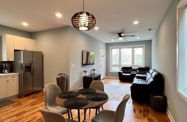 Spacious brand new condo - 15 min from downtown Chicago! Sleeps 6