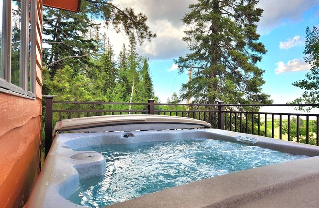 Spacious Cabin near Deadwood for Rally with Paved Roads - nat Barefoot Resort!