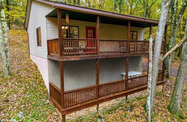 Spacious Cabin Retreat with Hot Tub, Deck, Resort Amenities in Terra Alta, WV