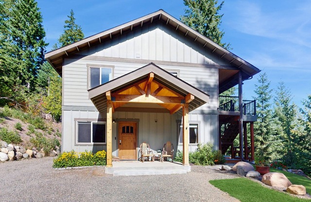 Spacious cabin w/large deck, grill, w/d & great location