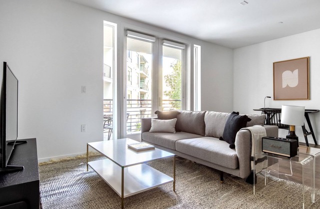 Spacious Campbell 2BR w/Pool, Parking, walk to Groceries, by Blueground