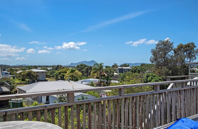 Spacious Family Bach by the Sea - Ruakaka Home
