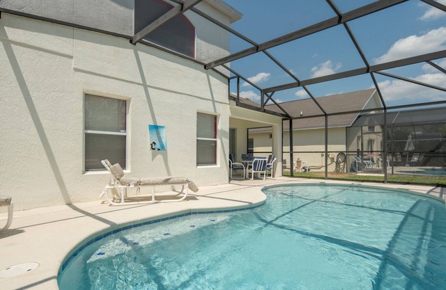 Spacious family friendly home, pool table, gated community – Just Minutes to Disney!