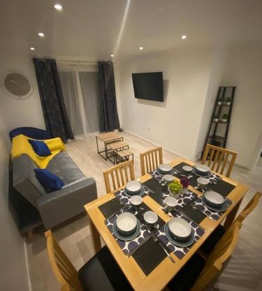 Spacious Home , Sleeps 7, Free Parking , Harlow