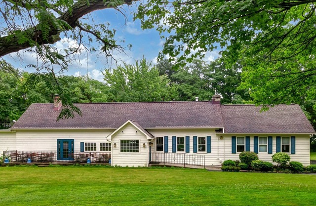 Spacious House in Youngstown! Great for Couples and Families