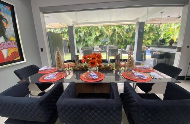 Spacious house, WiFi in awesome Lindora on 18 hole golf course with private pool