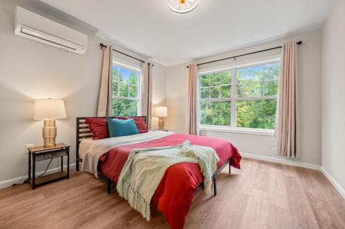 Spacious House with King Beds in Prime Location