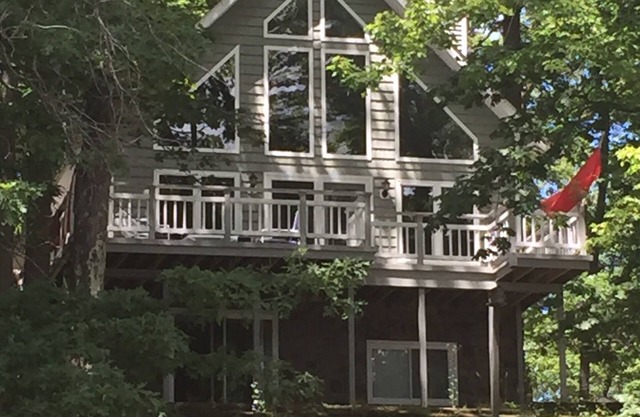 Spacious lakefront house on deep, all sports lake near Ludington & PM river