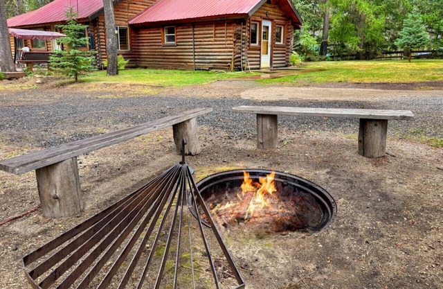 Spacious Log Cabin, Back Yard Access to Lake Cascade