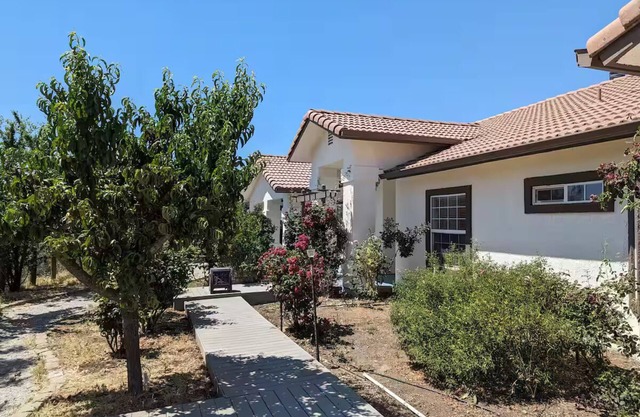 Spacious Modern Vacation Home near Kings Canyon N.P. EV Charging Fast Wifi.