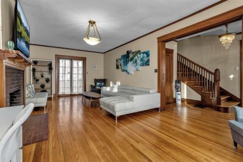 Spacious Niagara Falls Air Conditioning Parking Steam Shower