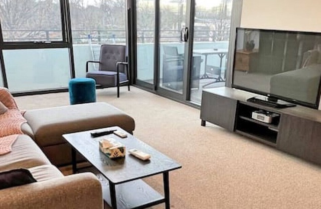 Spacious & Open 2 bd 2bth 2crsp apt - Dickson CBD