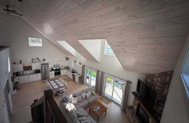 Spacious Open Concept Cabin on Big Pine Lake w/Sandy Beach & Incredible Sunsets