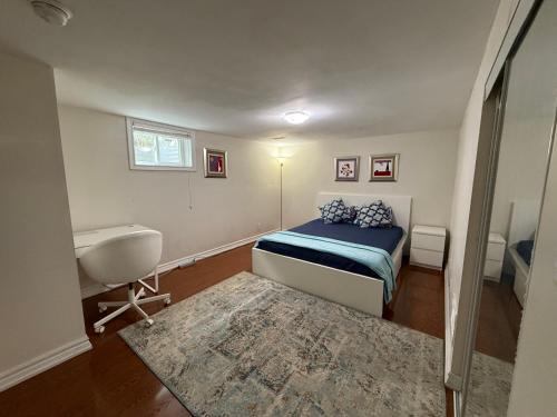 Spacious room near subway & shops