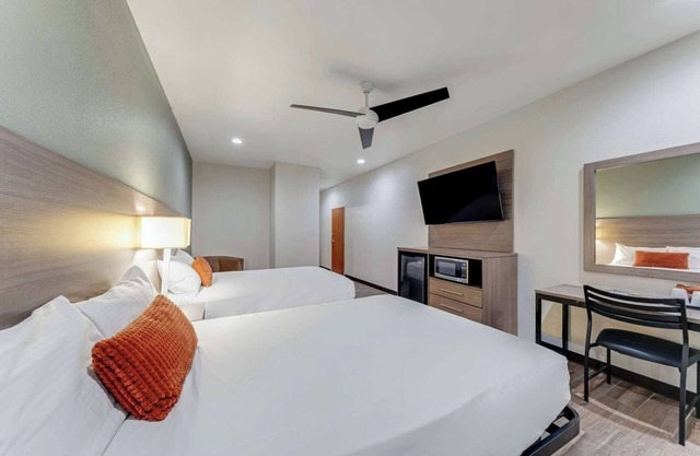 Spacious Room Perfect for Families w/Complimentary Breakfast - Off I-10 & I-35