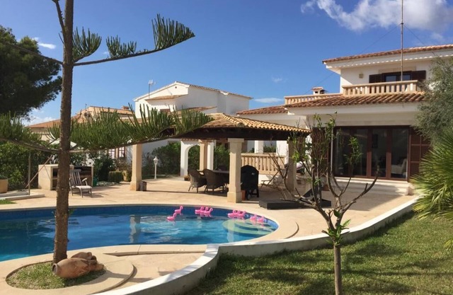 Spacious villa m. Pool, -very close to the beach, family-friendly, wireless
