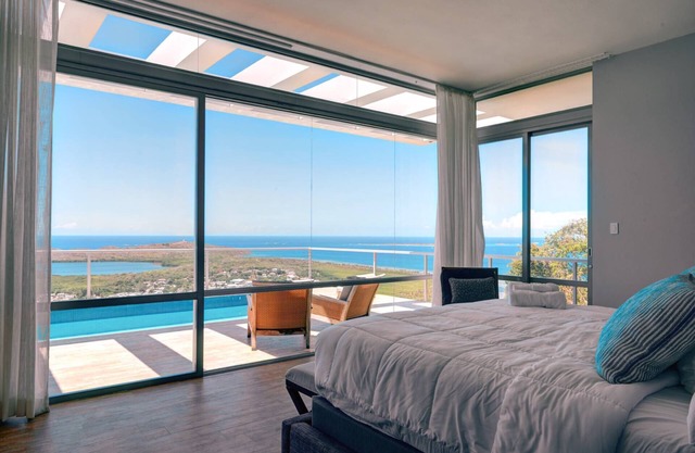 Spacious Villa, Pool, Gorgeous Views, WIFI, Great for Groups & Families, close to Seven Seas Beach