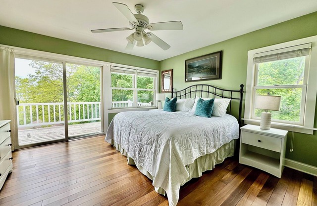 Spacious Walkable in Bayfield! Lake Views, Steps to Ferry, Marina & Downtown