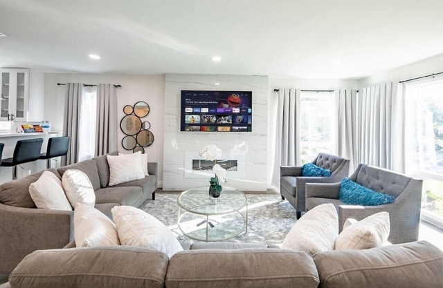 Sparkling Pool! 5 Bedroom 3 Bath Plus Game Room