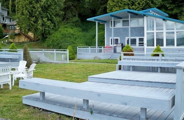 Spectacular Beach Setting on the South Shore of Whidbey Island!
