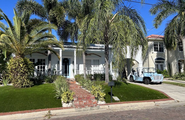 Spectacular Modern Luxury - Prime Hyde Park Bayshore 12 person Spa & Coldplunge