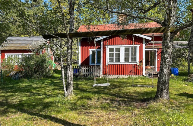 Spend an unforgettable vacation in this inviting cottage near the lake!