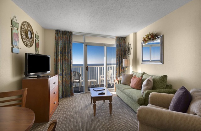Splendid Oceanfront Suite w/Great View + Official On-Site Rental Privileges