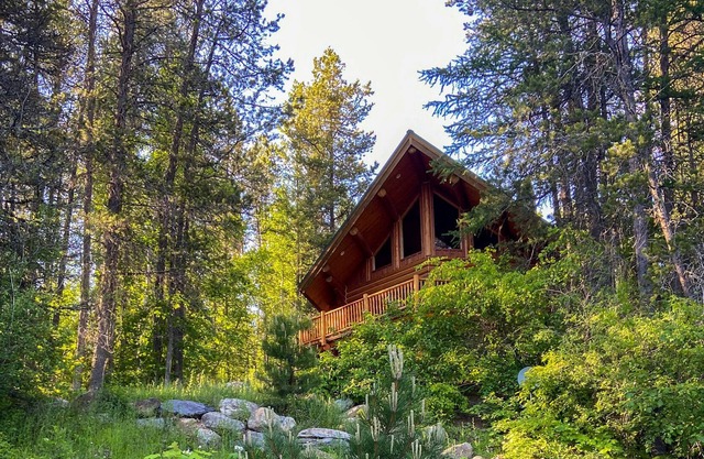 Spoon Lake Lookout ~ Private Lakefront Getaway ~ Minutes from Glacier National Park