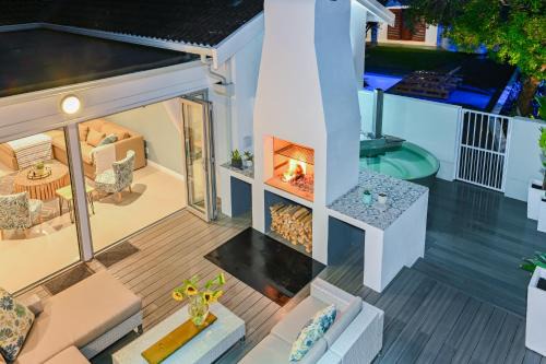 Spray Villa Bloubergstrand with hot tub and close to the beach