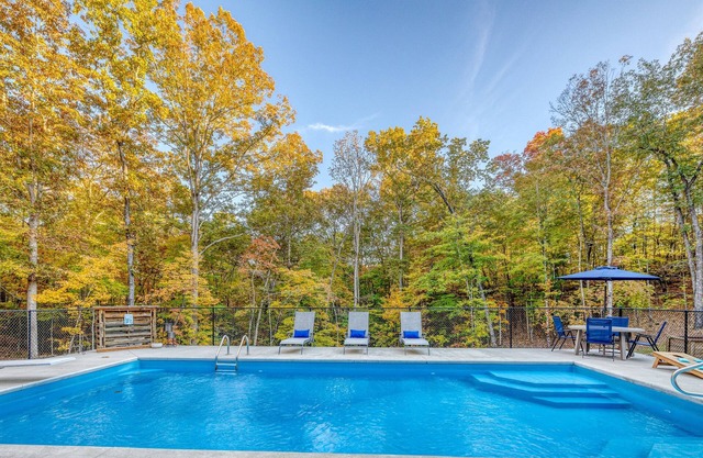 Spring Break - POOL, sleeps 18, theater, hot tub, gameroom, & 5 min to downtown