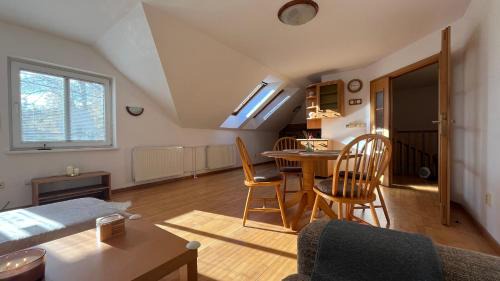 Srdce Mesta V Podkroví - slnečný apartmán s balkónom