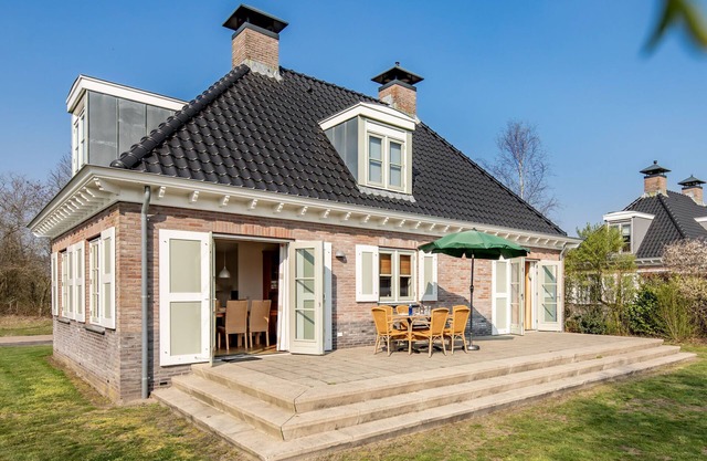 Stately, luxury villa with two bathrooms, 2km from Appelscha