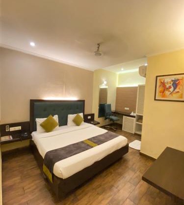 Status Business Hotel - Naveen Market