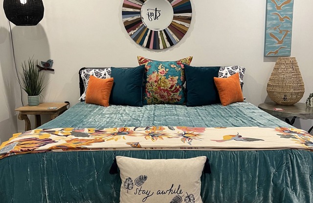 "Stay A While" Couples Retreat - One Block from Main Street!