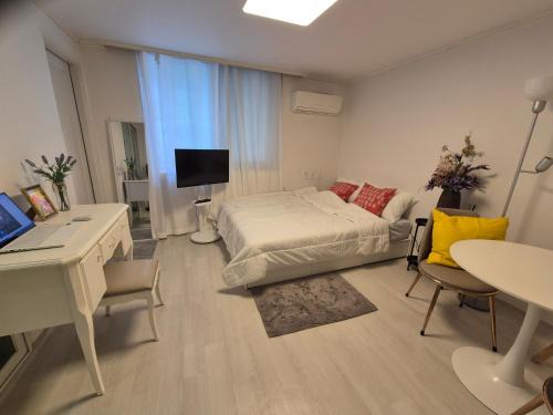 stay at gangnam shnsa station