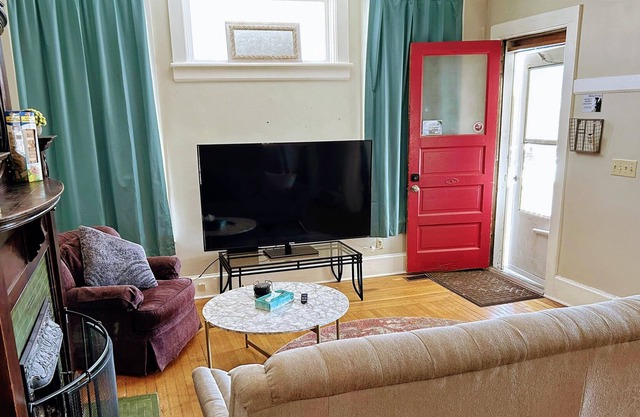 Stay Classy @ 1Queen2Full - Heart of Omaha - Dundee Neighborhood - Private Porch