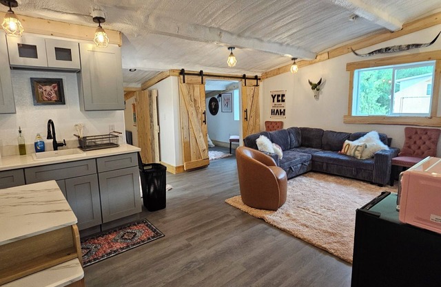 Stay in the Pink Hayloft — Real Horse Barn, Hot Tub & Firepit!