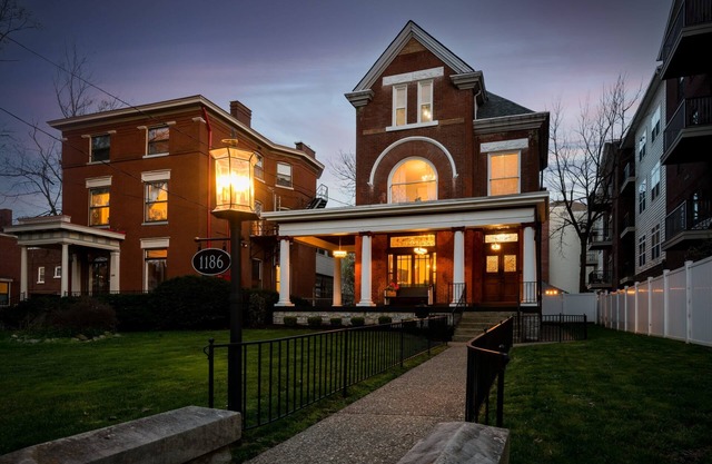 Stay on Broadway - Sleeps 10, Hot Tub, Walkable!